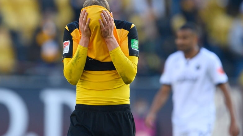 Das Bild zur Situation: Christoph Daferner ist enttäuscht nach der Niederlage gegen Sandhausen und vergräbt sein Gesicht im Trikot. Im Spiel vergibt er die zwei besten Chancen.