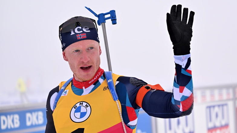 Der Gruß des Weltmeisters: Johannes Thingnis Bö gewann in seinem Rennen in Oberhof seine zweite Goldmedaille.