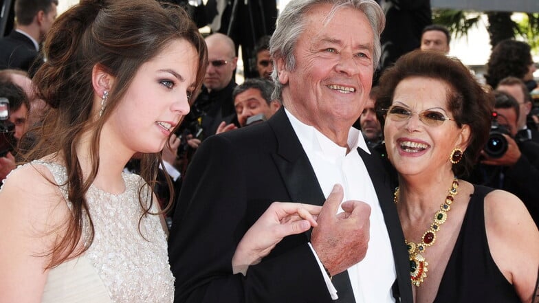 Alain Delon (im Jahr 2010) kommt mit Tochter Anouchka Delon (L) und der italienischen Schauspielerin Claudia Cardinale (R) zur Vorführung des Films 'Wall Street - Money Never Sleeps' im Rahmen der Filmfestspiele in Cannes.