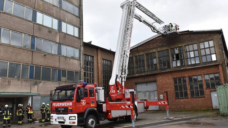Die Feuerwehr sicherte das Dach am Brandversuchszentrum in Schmiedeberg.