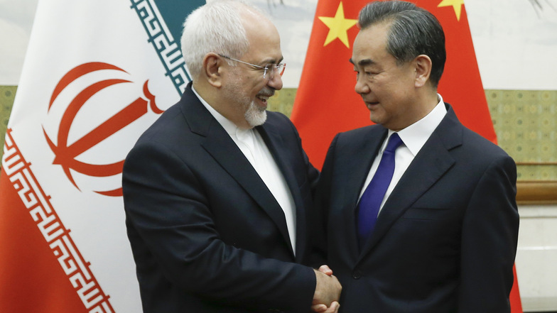 Der chinesische Außenminister Wang Yi (l.)) bei einem Treffen mit dem iranischen Außenminister Sarif in Peking. Auch um eine enge Kooperation der beiden Länder anzubahnen.