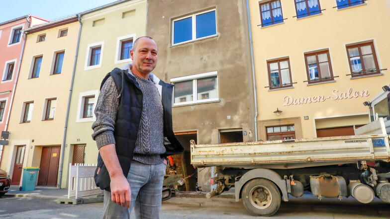 Thomas Born gehören zwei Häuser in der Franz-Könitzer-Straße in Zittau. Nachdem er die 39 (rechts) saniert hat, ist jetzt die 37 (Mitte) dran..