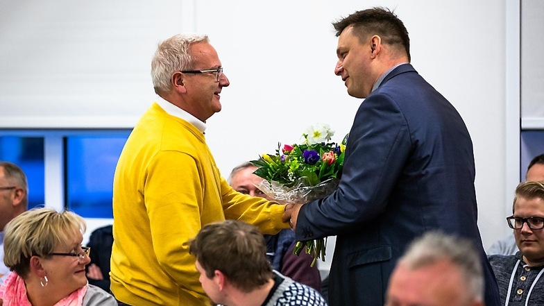 Glückwünsche bekam Matthias Brauer (rechts) am Dienstag nach seiner Berufung durch den Stadtrat von vielen der Anwesenden. Der Aufsichtsratschef der Lausitzbad GmbH, Torsten Ruban-Zeh, hatte Blumen mitgebracht.