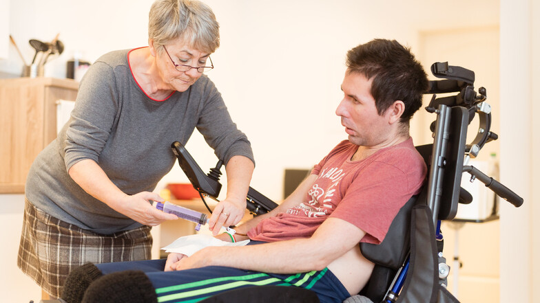 Im April beim Besuch der SZ muss Agnes Naumann den 38-jährigen Schwerbehinderten mit Flüssignahrung versorgen.