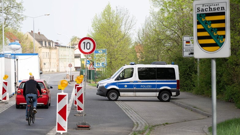 Ein Radfahrer überquert die deutsch-polnische Grenze: Um die Zahl der illegalen Einreisen stärker einzudämmen, hat Bundesinnenministerin  Faeser vorübergehende Kontrollen an allen deutschen Grenzen angeordnet