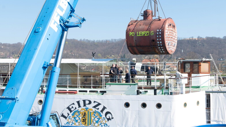 In der Werft Laubegast wurde der 13-Tonnen-Kessel per Kran in den Dampfer Leipzig gehoben.