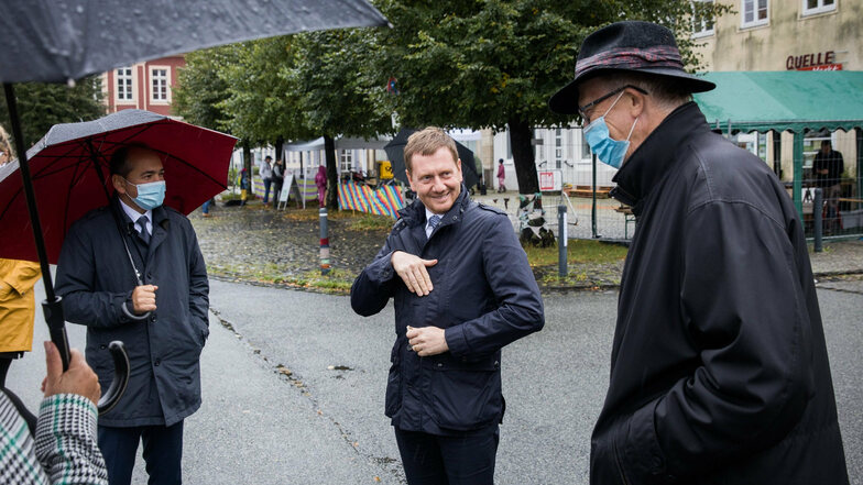 Sachsens Ministerpräsident Michael Kretschmer (CDU, M) beim 7. Ostritzer Friedensfest mit Michael Schlitt, ( r.) und dem Görlitzer Oberbürgermeister Octavian Ursu.