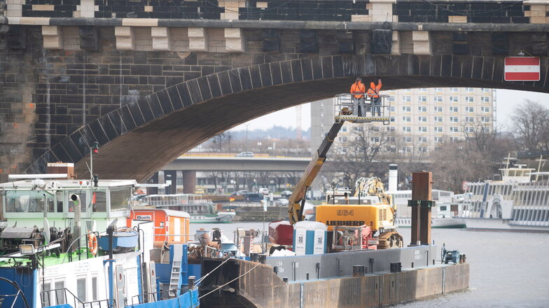 Vom Schiff aus werden derzeit sowohl die Stirnflächen als auch die Unterseiten der Augustusbrücke inspiziert.