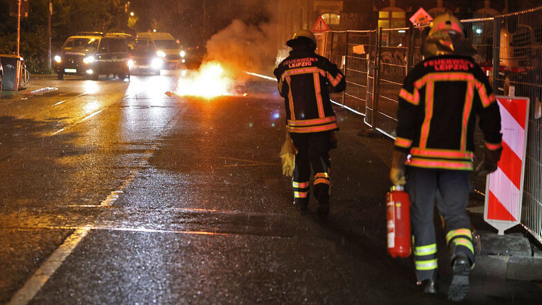 Die Feuerwehr musste auf der Eisenbahn- sowie auf der benachbarten Hermann-Liebmann-Straße mehrere brennende Barrikaden löschen.