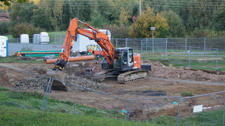 Derzeit wird die Baugrube für die neue Rettungswache am Sportplatz in Jonsdorf ausgehoben.