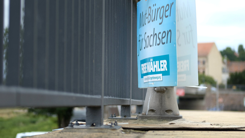 Nicht so leicht zu finden: Ein Plakat der Freien Wähler auf der Meißner Altstadtbrücke. Ihr Motto: Mehr Mut machen.