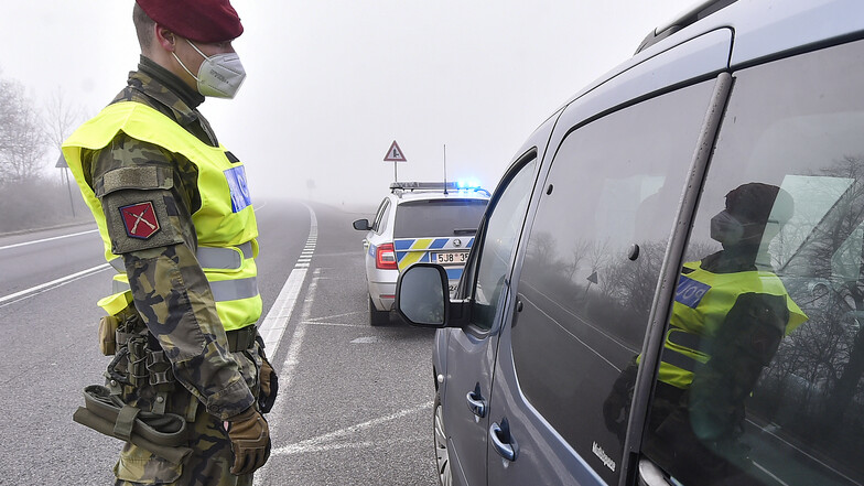 Tschechien verlängert die Personenkontrollen an der Grenze zur Slowakei bis zum 28. Oktober. Die bisher eingesetzten 500 Polizisten und 60 Zollbeamte sollen Verstärkung durch 80 Soldaten der Armee erhalten.