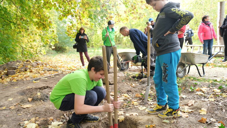 Bei der Arbeit: Fabio (12) und Hans-Peter (10) graben fleißig – für die Stützen des Baumhauses auf dem Jahnhallen-Areal.