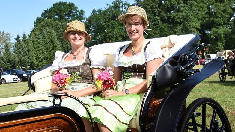 Bei der 21. Niederschlesische Heiderundfahrt der Gespanne gab es einen Blumengruß der Damen im Gespann von Udo Kretschmar.