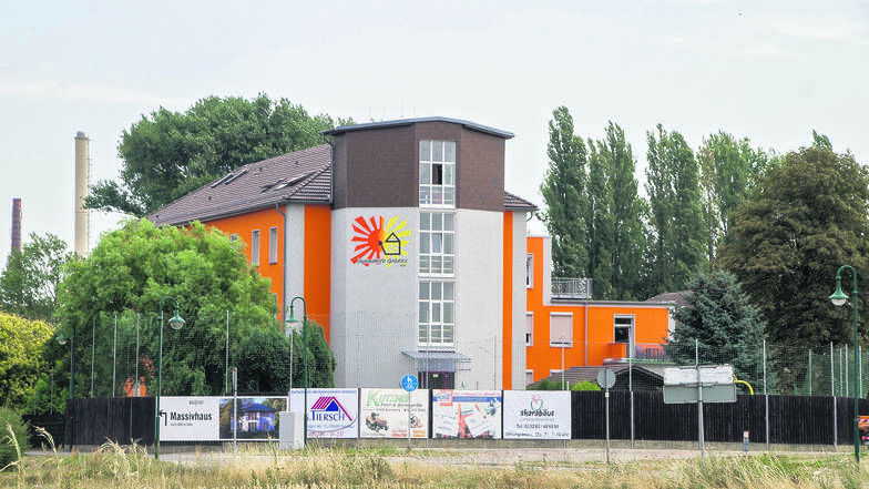 Das Jugendwohnheim in Gröditz in 2018: Hier wurden extra zehn neue Plätze für sogenannte Umas geschaffen. Weil es aber kaum noch Umas gibt, wird das Haus als normale Jugendhilfe-Einrichtung weitergenutzt. Kein Einzelfall.