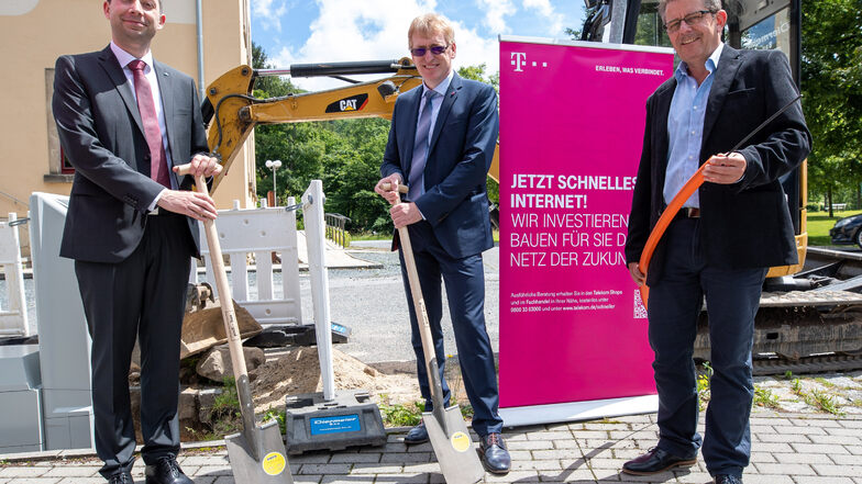 Trockenübung: Fürs Foto halten Bürgermeister Christian Walter und Telekom-Regionalchef Kai Gärtner die Spaten, Telekom-Mitarbeiter Wolfgang Nickerl ein Stück Glasfaserkabel. Bald wird "richtig" gebaut.