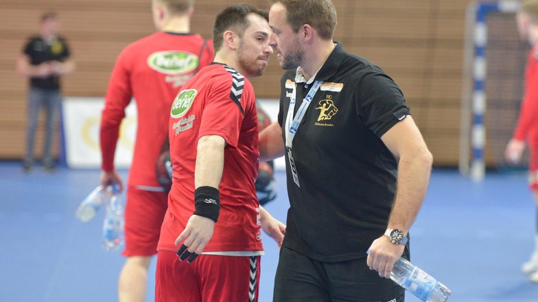 Elbflorenz-Coach Christian Pöhler verabschiedet sich von den Spielern des Gästeteams aus Hamm.