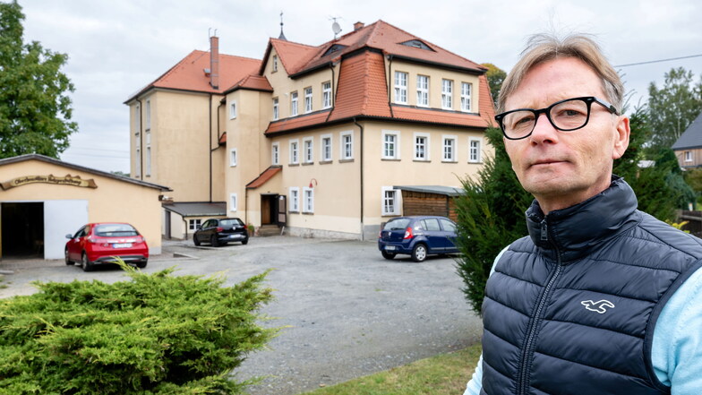Jens Friese, Vorsitzender des Vereins  „Oberlausitzer Holzgestaltung“, dementiert Aussagen, wonach der Verein das Haus verkaufen will, in dem auch das Forstmuseum Sohland untergebracht ist.