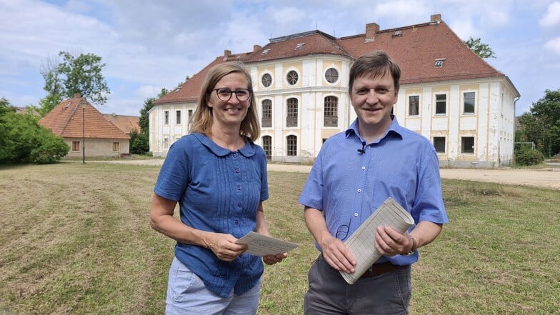 Projektleiterin Anita May und SIB-Niederlassungsleiter Jaroslaw Golaszewski stehen hier vor dem Schloss als Hauptgebäude der Landesfischereischule in Königswartha. Sein Zustand ist besser, als es die Fassade vermuten lässt.