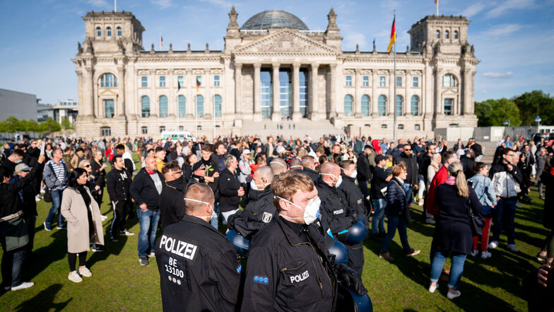 Mehrere hundert Menschen demonstrieren vor dem Reichstagsgebäude in Berlin gegen eine Impfpflicht und gegen die Maßnahmen der Bundesregierung gegen die Ausbreitung des Coronavirus.