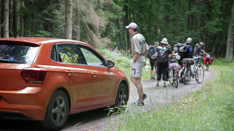 Im Juli 2020 fuhren Boofer mit dem Auto auf dem Elbleitenweg durch den Wald. Dabei sind selbst Fahrräder auf diesem Abschnitt im Nationalpark Sächsische Schweiz nicht gestattet.