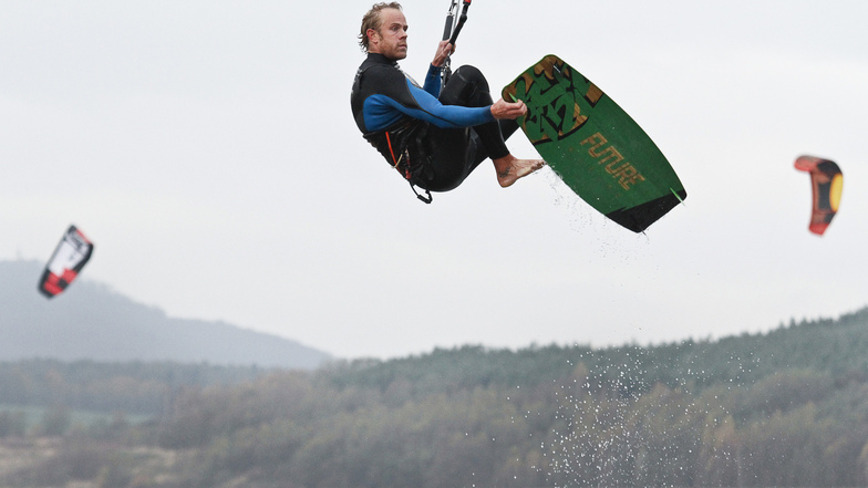 Ein Kitesurfer zeigt auf dem Berzdorfer See, was die Profis an Tricks draufhaben.