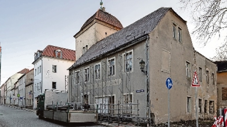 Mitarbeiter des Gerüstbau Hein aus Goldbach haben begonnen, das Gerüst zu stellen. Von dem Haus an der Dresdner Straße bleibt nur die Fassade stehen. Das Gebäude dahinter wird abgebrochen.