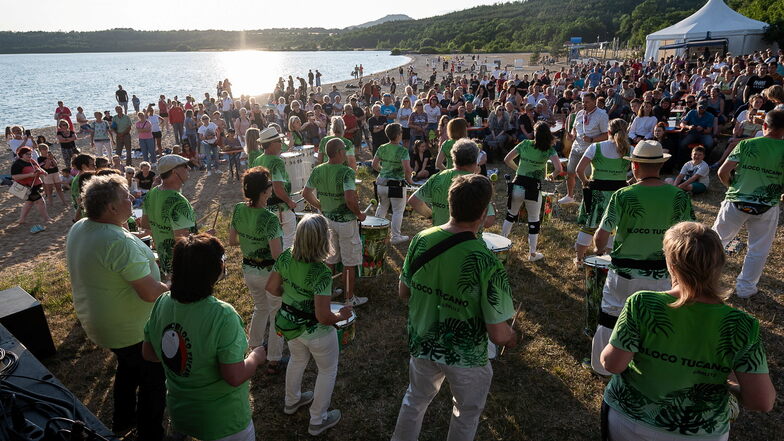 Die Trommelgruppe "blocco tucano" mit Leiter Matthias Hahn spielten beim Sommerfest der Musikschule "time2groove" am Mittwoch am Nordstrand des Berzdorfer Sees.