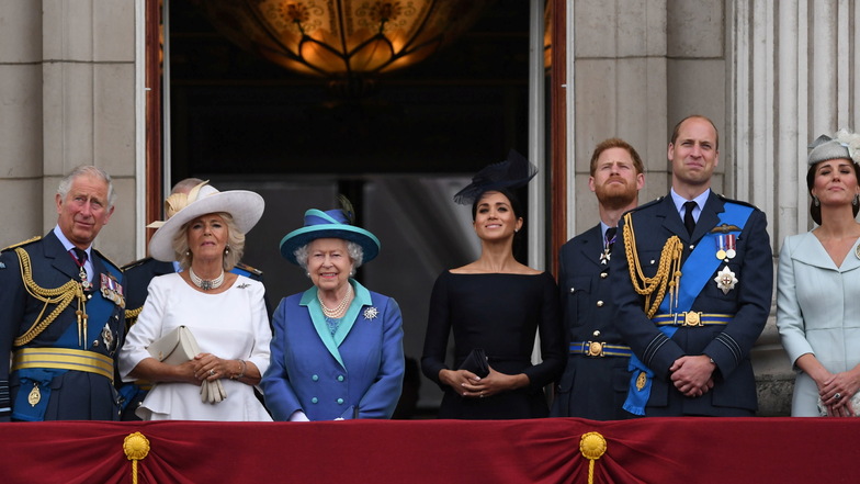 2018: Prinz Charles (l-r), Thronfolger von Großbritannien, Herzogin Camilla, Königin Elizabeth II., Herzogin Meghan, Prinz Harry, Prinz William und Herzogin Kate stehen auf dem Balkon des Buckingham-Palasts, um eine Luftparade zum 100. Jahrestag der briti