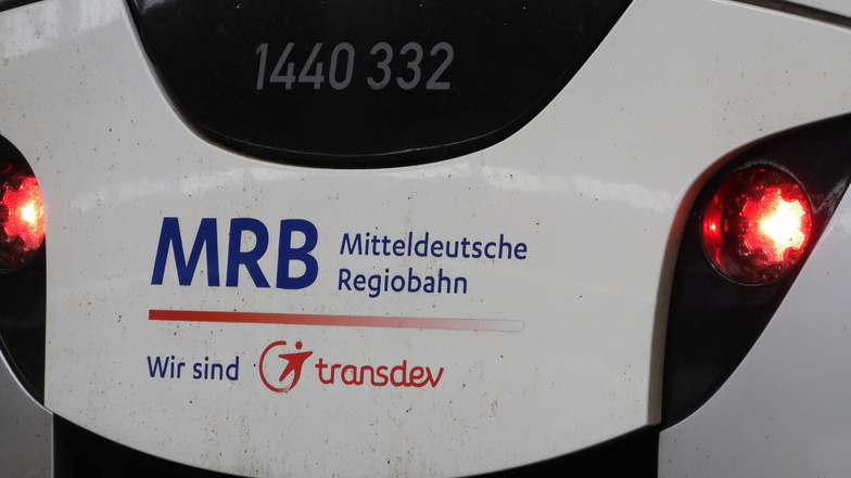 Ein Triebwagen der Mitteldeutschen Regiobahn steht im Chemnitzer Hauptbahnhof. Unbekannte bewerfen die Züge mit Steinen.