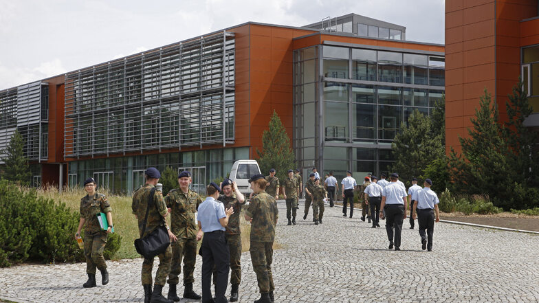 "Sieg Heil" oder "wie geil": Im März vergangenen Jahres sollen Soldaten bei einem Saufgelage der Offizierschule des Heeres (im Bild) in Dresden Nazi-Parolen skandiert haben, oder welche, die zumindest so klingen sollten. Aus Sicht der Staatsanwaltschaft i