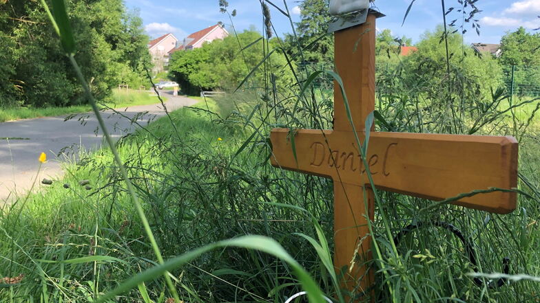"Daniel" steht auf einem Holzkreuz und erinnert an den 24-Jährigen, der im Sommer 2020 nachts auf seinem Rad auf einem unbeleuchteten Weg nach Hause fuhr, als er im Dunkeln angegriffen und mit einem Messer getötet wurde.