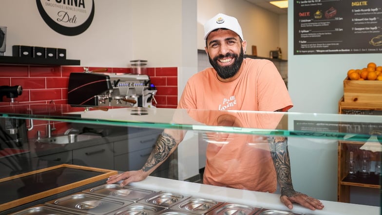 Kawa Hassan übernimmt den Smoothie-Bowl-Laden Purna Deli in Dresden-Pieschen. Er erweitert die Speisekarte um deftige Burger und Sandwiches, aber auch süße Speisen.