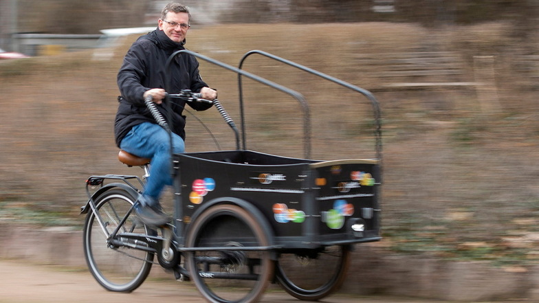 Thomas Weist, der die SPD-Liste für die Stadtratswahl 2024 anführt, engagiert sich in der Radebeuler ADFC-Ortsgruppe - und ist gern auf seinem Lastenrad unterwegs.