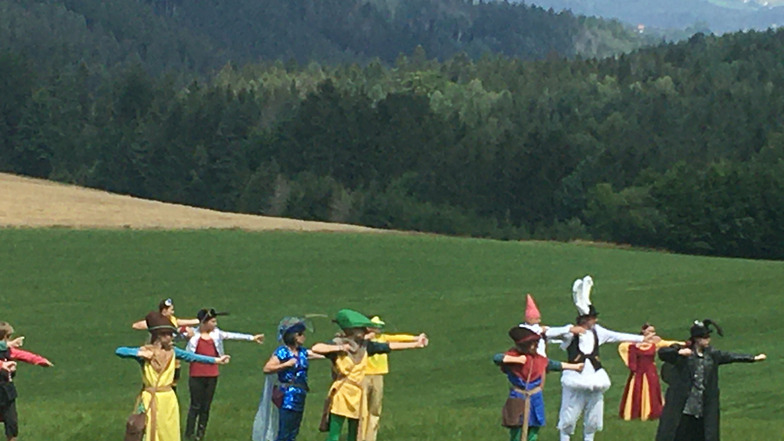 Die Sandsteinspiele finden auf idyllischen Wiesen in der Sächsischen Schweiz statt. Das Publikum zieht mit Klapphockern mit.