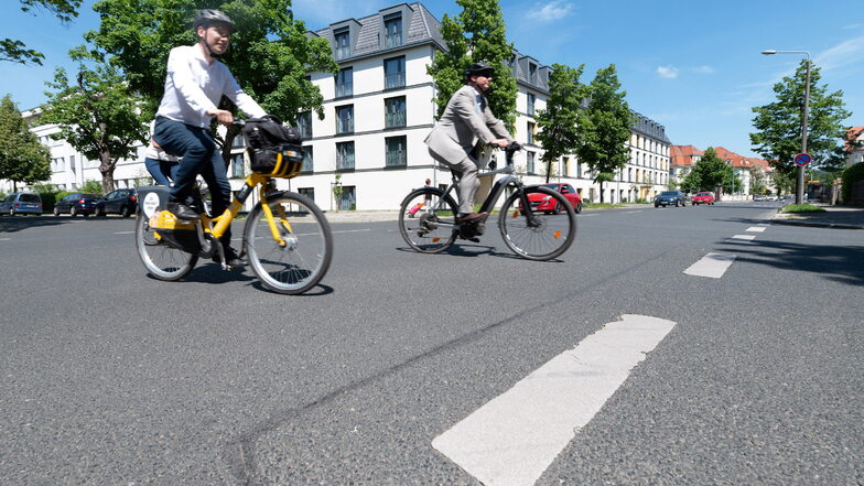 Baubürgermeister Stephan Kühn (l.) und OB Dirk Hilbert radeln die Strecke ab, die zur Fahrradstraße werden soll. Die Kreuzung Schlüter-/Glashütter Straße soll übersichtlicher gestaltet werden.