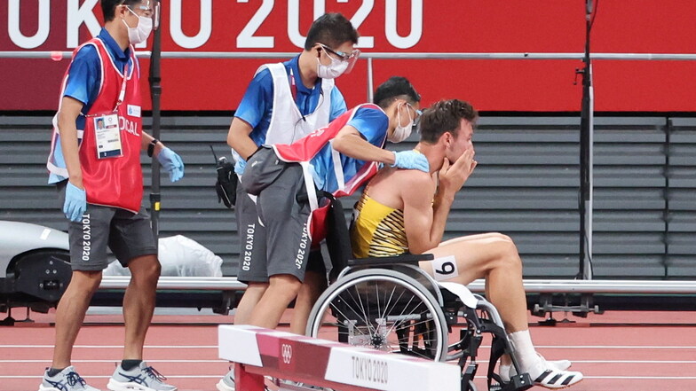 Olympia-Aus für Niklas Kaul. Der Zehnkampf-Weltmeister muss im 400-Meter-Lauf verletzt aufgeben und wird im Rollstuhl aus dem Stadion gebracht.