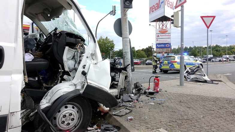 Bei diesem Aufprall wurden der Fahrer und Beifahrer des Transporters am Donnerstag in Heidenau schwer verletzt.