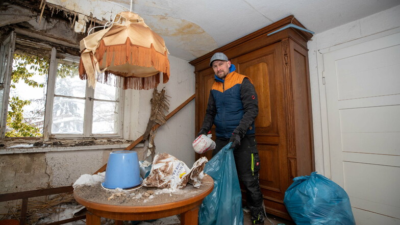 Jens Michalzik (50), beräumt ein Zimmer des alten Hauses. Gegenstände, wie antike Schränke, Tische, Bücher, Gemälde und Schmuck werden später in den beiden A&V-Geschäften in Freital und Dresden verkauft.