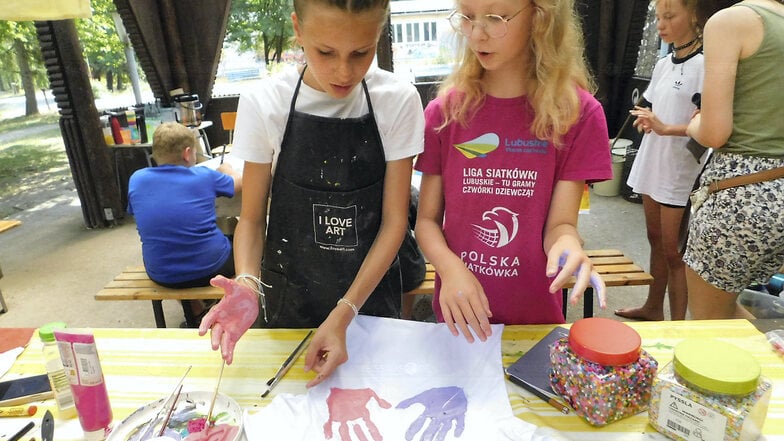 Alina (l.) und Ola aus Zary waren zwei von insgesamt 16 Teilnehmern beim deutsch-polnischen Feriencamp in der Station Junger Naturforscher und Techniker in Weißwasser und würden auch in einer der nächsten Ferien gerne wiederkommen.