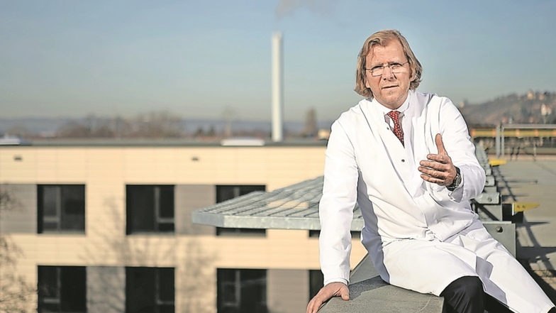 Chefarzt Dr. Mario Marx auf dem Dach der Radebeuler Elblandklinik. Im Hintergrund das Gebäude, in welches er und seine Mitarbeiter in den nächsten Tagen umziehen – die neue Klinik für plastische, rekonstruktive Brustchirurgie.