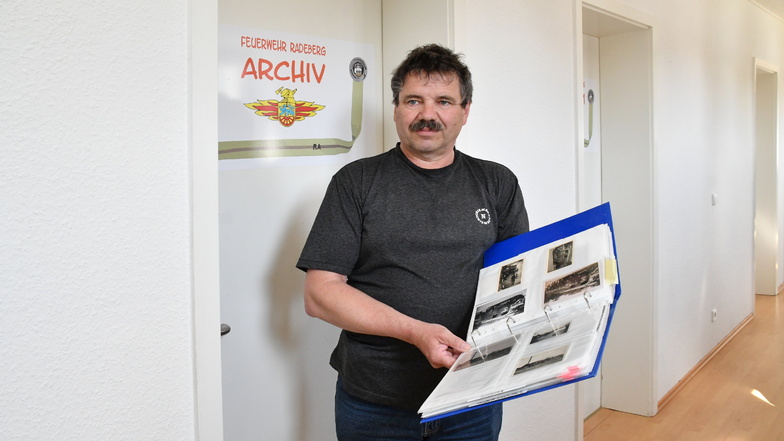 Gert Schöbel von der Radeberger Feuerwehr arbeitet mit am bundesweiten Projekt "Das Dritte Reich und wir". Hier zeigt er Unterlagen aus dem Archiv.