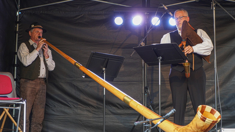 Dudelsackspieler Andreas Hentzschel vom Sorbischen National-Ensemble musizierte gemeinsam mit Bernd Neffe, der mit dem Alphorn umzugehen wusste.