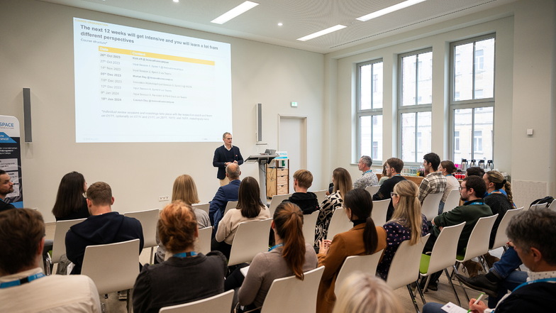 Dr. Maurice Steinhoff von der Handelshochschule in Leipzig stellte im Siemens Co-Working-Space das Projekt den Studenten der Hochschule Zittau/Görlitz vor.