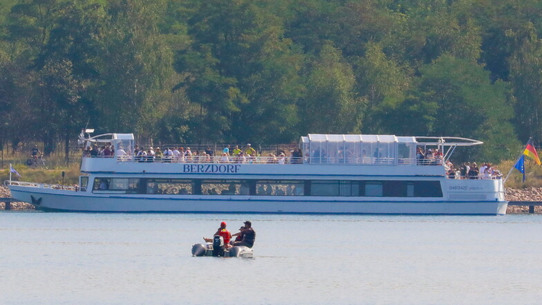 Das erste Passagierschiff auf dem Berzdorfer See.