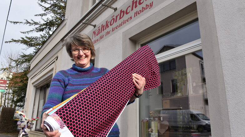 Martina Mildner vom "Nähkörbchen" an der Rabenauer Straße in Freital bereitet sich auf die Rückkehr der Kunden vor.