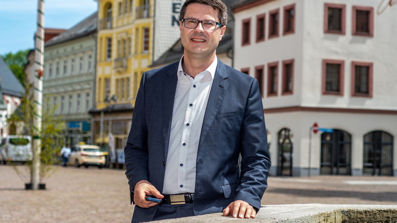 Der Döbelner Oberbürgermeister Sven Liebhauser (CDU) steht auf dem Obermarkt. Obwohl er erst 40 Jahre alt ist, hat er 18 Jahre Erfahrung als Stadtrat, Kreisrat, Landtagsabgeordneter und Vorsitzender der CDU Mittelsachsen gesammelt.