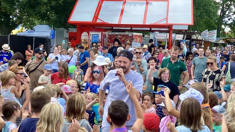 Kinderkonzert mit „Nilsen“ (Mitte) am Senftenberger Stadthafen: Der Sänger, der bei vielen Kids Kult-Status genießt, hat die Jüngsten beim Hafenfest am Samstag ordentlich tanzen und zappeln lassen.