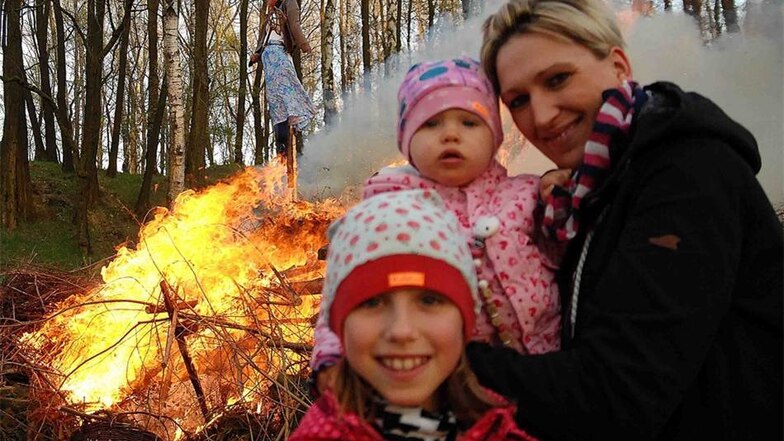 Beim Hexenfeuer im Mittelherwigsdorfer Sandbüschel war auch Anja Mehnert aus Oderwitz mit den Töchtern Joleen (links) und Melina dabei.Thomas Eichler