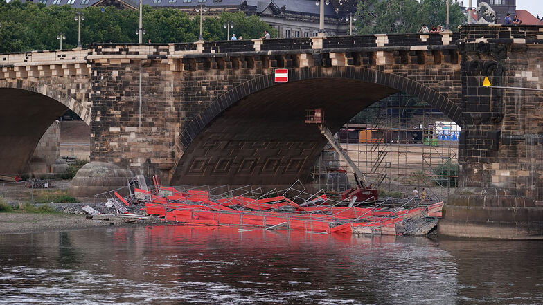 An der Augustusbrücke stürzte bei dem Gewitter am Montag ein Gerüst um.